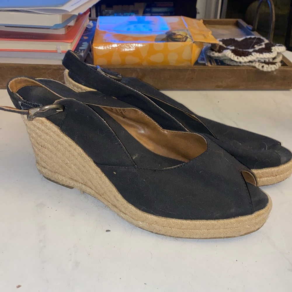 Adorable cloth wedges with straw wedge - Like new!